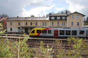 Der Bahnhof Lauterbach mit dem LINT-Nahverkehrszug, der sich auf dem Weg von Limburg über Gießen nach Fulda befindet.