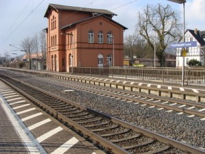 Bahnhof im Kernort der Gemeinde Fronhausen/Lahn zwischen Gießen und Marburg. Auch hier drohen Kürzungen.