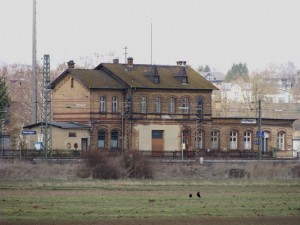 Der Bahnhof Niederwalgern von der Ostseite mit den Bahnsteigen der Main-Weser-Bahn
