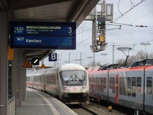 Ein IC verlässt (mit Verspätung) den Bahnhof Gießen. Daneben auf Gleis 4 ein HLB-Zug des Main-Lahn-Sieg-Express.