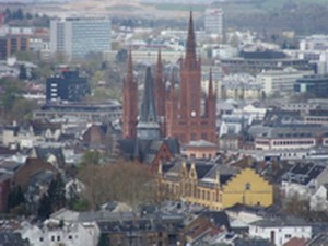 Wiesbaden, die Landeshauptstadt von Hessen mit Blick vom Neroberg. Seit rund 50 Jahren ohne Straßenbahn, wie viele Großstädte in Deutschland. Wird die nnerstädtische Bahn wiederkommen?