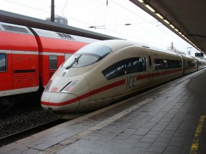 ICE 3 neben Regional-Express
