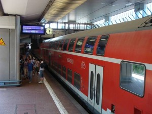 Der Regionalexpress RE 30 (Frankfurt-Gießen-Marburg-Kassel) fährt als Doppelstockzug nur alle 2 Stunden, wie hier am Bahnhof Kassel-Wilhelmshöhe.