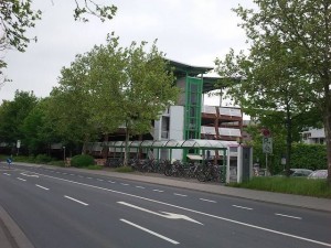 Das Pendlerparkhaus Lahnstraße an der Westseite des Bahnhofs in Gießen.