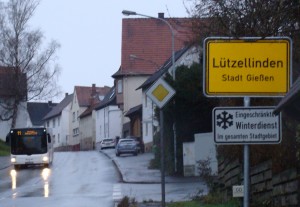 Ortseingang Lützellinden. Die Linie 11 auf der  Fahrt nach Wetzlar in der Rheinfelser Str. ,  das nur noch bis Dezember 2014
