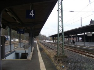 Der Bahnsteig der stillgelegten/abgebauten Gleise 4+5 in Herborn. Diese Fläche muss als Reservefläche für künftige Planungen zum Streckenausbau unbedingt erhalten bleiben.