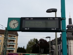 Hinweis auf Ersatzverkehr mit Bussen zwischen Römerstadt und Ginnheim.
