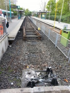 Das Fundament des beschädigten und inzwischen abgebauten Oberleitungsmast an der Endstation Ginnheim der U9 und der U 1. Es ist ein Gleisstück herausgenommen, damit ein neues Fundament für den Mast sowie ein neuer Prellbock gesetzt werden kann.