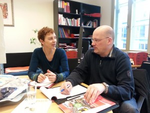 Der hessische Landesvorsitzende Thomas Kraft im Gespräch mit der Bundestagsabgeordneten Sabine Leidig (Die Linke) im Abgeordnetenbüro in Berlin.