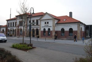 Der Bahnhof Hünfeld aus dem Blickwinkel des Bahnhofvorplatzes.