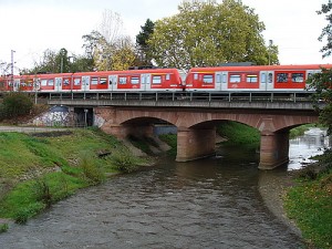 Die Nidda verträgt sich bereits heute mit der Bahn. Umweltfreundliches Verkehrsmittel, zusammen mit der Natur, wie hier in Bad Vilbel.