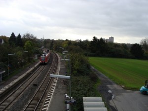 Es ist ausreichend Platz für zwei weitere Gleise, wie hier bei der Station Frankfurt-Berkersheim.