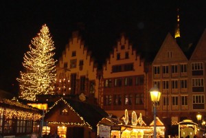 Römerberg Frankfurt/Main in Weihnachtsstimmung mit großem Weihnachtsmarkt.