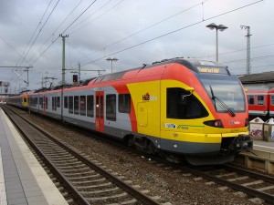 Ein Zug der HLB als Main-Lahn-Sieg-Express auf dem Weg von Siegen nach Frankfurt auf Gleis 4 im Bahnhof von Gießen. Auch auf der Linie RE 99 sind Ausfälle zu verzeichnen.