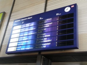 So wie hier sieht es auf einigen elektronischen Anzeigetafeln im Bahnhof Kassel-Wilhelmshöhe aus. Kaputte Leuchtmittel seit Monaten.
