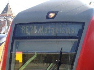 Der Doppelstock-Regionalexpress der Main-Weser-Bahn auf dem Weg nach Hofgeismar. Ab Kassel-Wilhelmshöhe nimmt der Zug anstatt Kassel Hbf. einen anderen Weg und fährt direkt nach Hofgeismar.