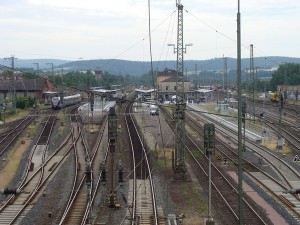 Das Gleisfeld mit den neuen Bahnsteiganlagen im Bahnhof Bebra aus nördlicher Blickrichtung.