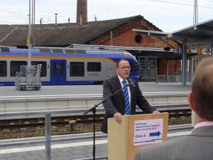 Der Geschäftsführer des Nordhessischen Verkehrsverbundes (NVV) während seiner Ansprache bei der Einweihung am 26.06.2015.