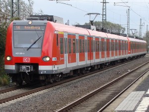 Die S 6 auf dem Weg nach Friedberg an in die Jahre gekommenen, nicht behindertengerechten Bahnsteigen und mit schnelleren Zügen im Nacken auf gleichem Gleis.