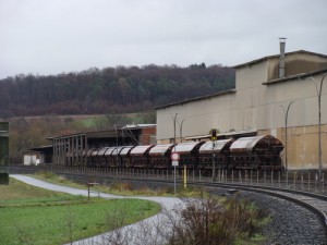 Güter-Waggons auf dem Betriebsgleis neben der Lumdatalbahn in Staufenberg/Mainzlar Ende November 2015. Ein Bild, welches leider alsbald Vergangenheit ist.