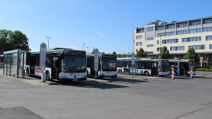Busbahnhof Bad Homburg am Samstagvormittag (21.11.2015). Wenige Stunden später sucht der Fahrgast diese Busse vergeblich.