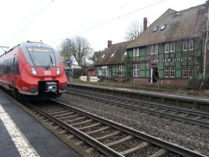 Ein Triebwagen des Mittelhessen-Express fährt in Richtung Marburg/Dillenburg in die Bahnstation von Großen-Linden ein. Aufgenommen am 01.01.2016.