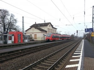 Der Bahnhof Lang-Göns im Kernort der Gemeinde Langgöns. ein Zug nach Hanau fährt auf Gleis 1 in südlicher Fahrtrichtung ein. Aufgenommen am 01.01.2016.