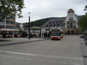 Vom neuen Busbahnhof vor dem Bahnhof Marburg fahren derzeit schon viele Stadtbusse auf die Lahnberge, jedoch reichen diese Kapazitäten nicht aus.