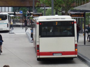Ein Bus der Linie 7 im Stadtverkehr Marburg. Sie erschließt als Stammlinie von zwei Seiten das Gebiet auf der Lahnberge mit Uni-Kampus und Uni-Klinikum.