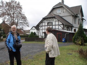 Der Stellv. Landesvorsitzende von PRO BAHN Hessen, zusammen mit Siegfried Wagenländer von PRO BAHN Bayern auf dem Gelände am alten Bahnhof von Philippstal.