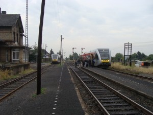 Der Bahnhof Beienheim mit den nicht mehr zumutbaren Bahnsteigen und den beiden Triebwagen, der linke kommt von Wölfersheim, der rechte ist der Zug, der Nidda ansteuert. Die Gesamtstrecke wird von der Hessischen Landesbahn betrieben.