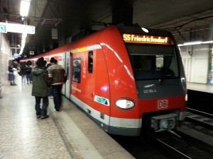 Ein Zug der S 5 im Frankfurter S-Bahn-Tunnel an der Station Konstablerwache. Hier fährt vom 27.03.-11.04.2016 kein Zug.