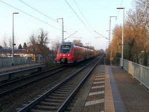 Ein Mittelhessen-Express fährt auf dem Weg von Treysa nach Frankfurt in den Haltepunkt Oswaldsgarten. Hier am Ende der Bahnsteige könnten Treppen und Rampen entstehen, denn direkt hinter den Bahnsteigen wird die neue Unterführung der Gießener Dammstraße gebaut.