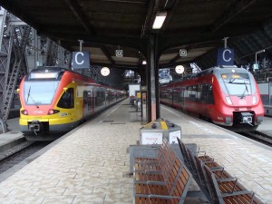 Auch sie müssen während der Osterferien, um von Frankfurt am Main nach Gießen zu kommen, einen Umweg über Hanau nehmen. Der Main-Lahn-Sieg-Express (links) und der Mittelhessen-Express (rechts) im Frankfurter Hauptbahnhof auf den Gleisen 15 und 14.