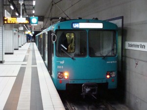 Ein U2-Stadtbahnwagen, im seit Ende der 1990er Jahre eingeführten türkisfarbenen Design, wie er bis jetzt im Tagebetrieb ist, hier auf der U4 an der Haltestelle Bockenheimer Warte.