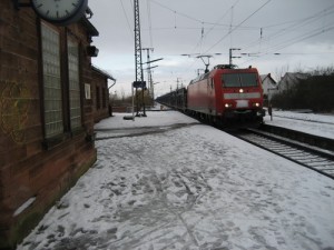 Der Bahnhof von Weiterstadt im Winter. 