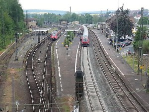 Der Bahnhof Treysa. Auf Gleis 2 ein Doppelstockzug der Linie RE 30 von Frankfurt über Gießen und Marburg nach Kassel sowie auf Gleis 3 ein Mittelhessen-Express an seiner Endstation. Auf dem Bild rechts ist das Gleis 1 und das Empfangsgebäude.