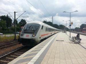 Ein IC der Linie 26 (Hamburg-Hannover-Kassel-Marburg-Gießen-Frankfurt-Karlsruhe) fährt auf Gleis 1 durch den Bahnhof von Stadtallendorf. Wird er auch künftig hier mehrmals am Tag halten?