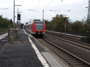 Jeder zweite Zug der S 6 fährt tagsüber nur von Frankfurt-Süd bis Groß-Karben und macht so aus dem Halbstundentakt der S 6 in dem Abschnitt einen Viertelstundentakt. Hier steht die S-Bahn in Groß-Karben auf dem dafür vorgesehenen Gleis 2.