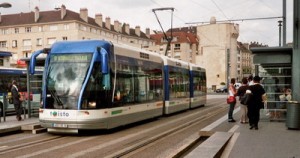 Über 25 Städte in Frankreich haben seit 1985 eine Straßenbahn (wieder) eingeführt, 2002 auch Caen an der Atlantikküste (rund 100.000 Einwohner). In den nächsten drei Jahren soll die Bahn dort weiter verbessert und das Netz erweitert werden.