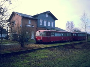 Der Bahnhof Kinzenbach in Mittelhessen  an der 1980 für den Personenverkehr eingestellten  und 1995 abgebauten Strecke Wetzlar-Lollar, einem Teil der Kanonenbahn Berlin-Metz. Als Erinnerung steht hier noch auf wenigen Metern Gleis ein Schienenbus vor dem inzwischen als Heimatmuseum genutzten Bahnhofsgebäude.