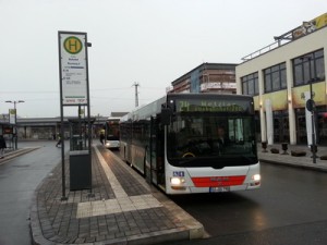 Die Linie 24 startet am Gießener Bahnhof in Fahrtrichtung Wetzlar über Heuchelheim und Lahnau.