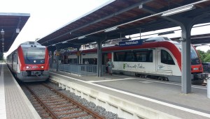 Die Odenwaldbahn mit zwei Nahverkehrstriebwagen im Bahnhof Groß-Umstadt-Wiebelsbach. Wiebelsbach in der Grenzregion zwischen RMV und VRN mit unzureichenden Tarifregelungen, auch beim neuen Schülerticket für Hessen.