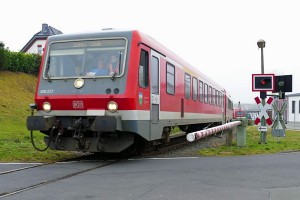Ein VT 628 auf der Lumdatalbahn an einem Bahnübergang bei Mainzlar. (Bild: Lumdatalbahn e.V.)