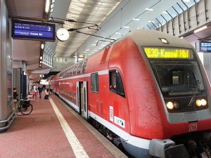 Ungewohntes Bild - ein RegionalExprress der Linie RE 30 (Frankfurt am Main-Gießen-Marburg-Kassel) fährt in Wilhelmshöhe auf dem Fernzuggleis 3 ein.