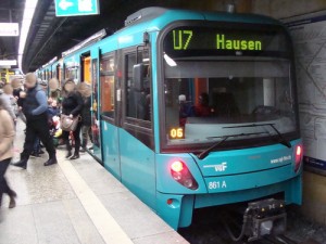 Die U 7 verbindet Hausen im Westen mit Enkheim im Osten auf der sog. C-Achse. Auch die Linie soll in Zukunft nachts durch Frankfurt am Main fahren.