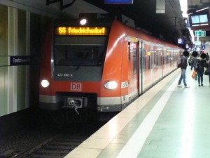 Ein Zug der stark ausgelasteten Linie S 5 im Frankfurter Hauptbahnhof, die die größeren Kommunen Oberursel, Bad Homburg, Friedrichsdorf und künftig auch Usingen verbindet. Auch hier dürften künftig die Bahnen nachts fahren.