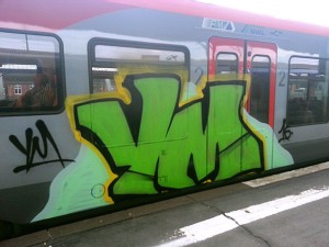 Ein beschmierter Zug der Hessischen Landesbahn der RE 98 Frankfurt (Main)-Gießen-Marburg-Kassel im Kasseler Hbf.