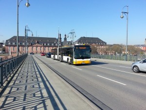 Ein Bus der Linie 6 auf der Theodor-Heuss-Brücke, sie verbindet die Hauptbahnhöfe Mainz und Wiesbaden miteinander. Eine völlig überlastete Buslinie, welche aufzeigt, dass Wiesbaden die Citybahn braucht.