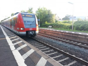 Die S 6 fährt in die Station Dortelweil auf der Main-Weser-Bahn ein. Noch teilt sie sich hier die Gleise mit den Regional- und Fernzügen. Wenn auch im 2. Bauabschnitt aber in einigen Jahren sollen auch hier vier Gleise liegen.